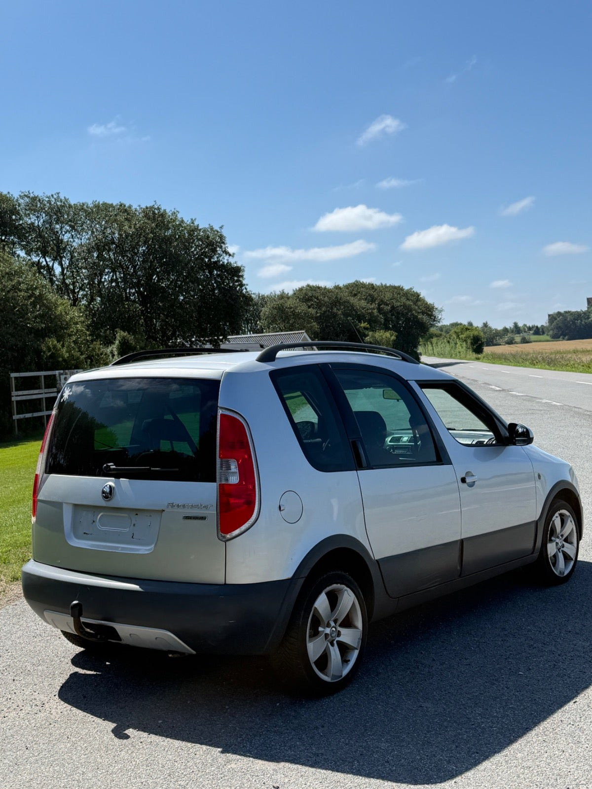 Sølv Skoda Roomster Scout fra 2008 set udefra