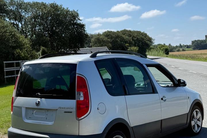 Sølv Skoda Roomster Scout fra 2008 set udefra
