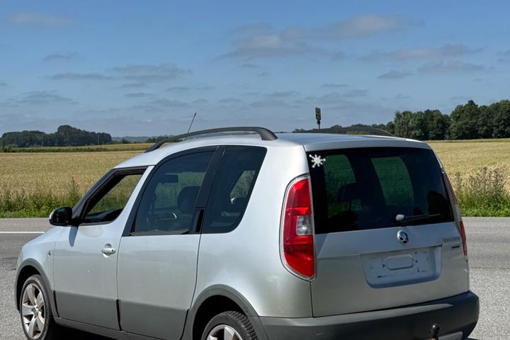 Sølv Skoda Roomster Scout fra 2008 set udefra