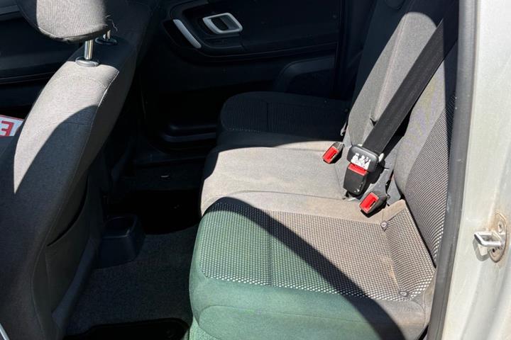 Sølv Skoda Roomster Scout fra 2008 set indefra