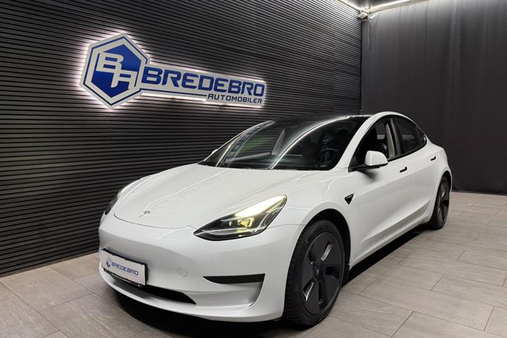 Hvid Tesla Model 3 fra 2022 set udefra