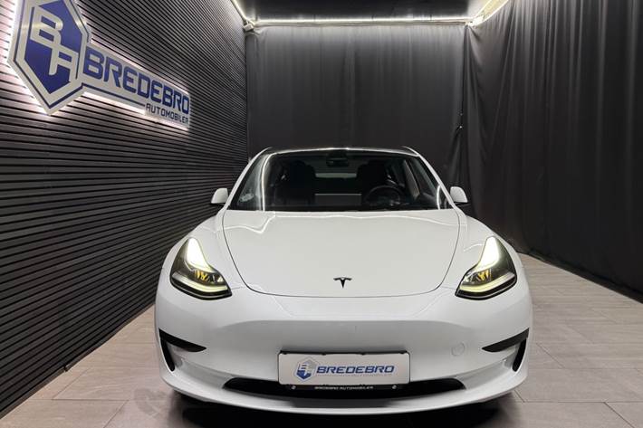 Hvid Tesla Model 3 fra 2022