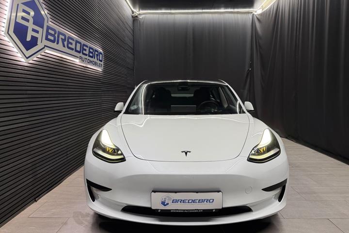 Hvid Tesla Model 3 fra 2022