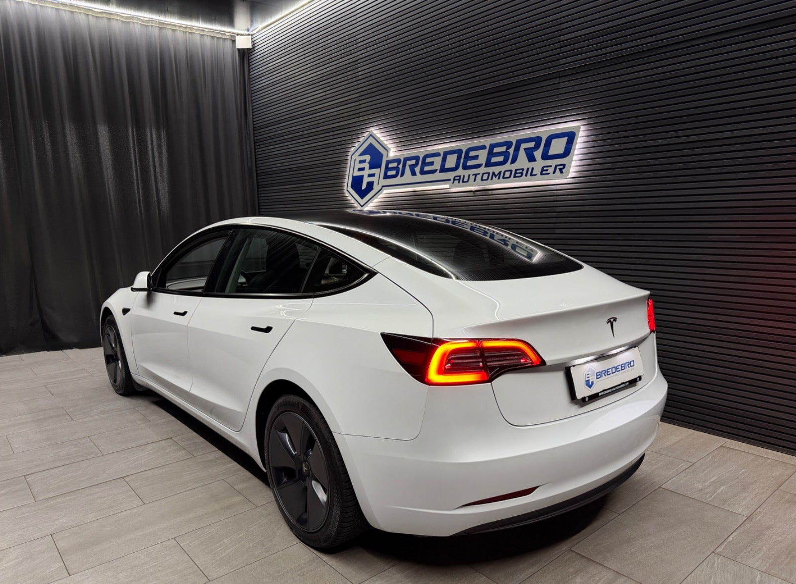 Hvid Tesla Model 3 fra 2022