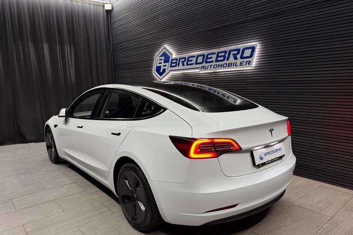 Hvid Tesla Model 3 fra 2022