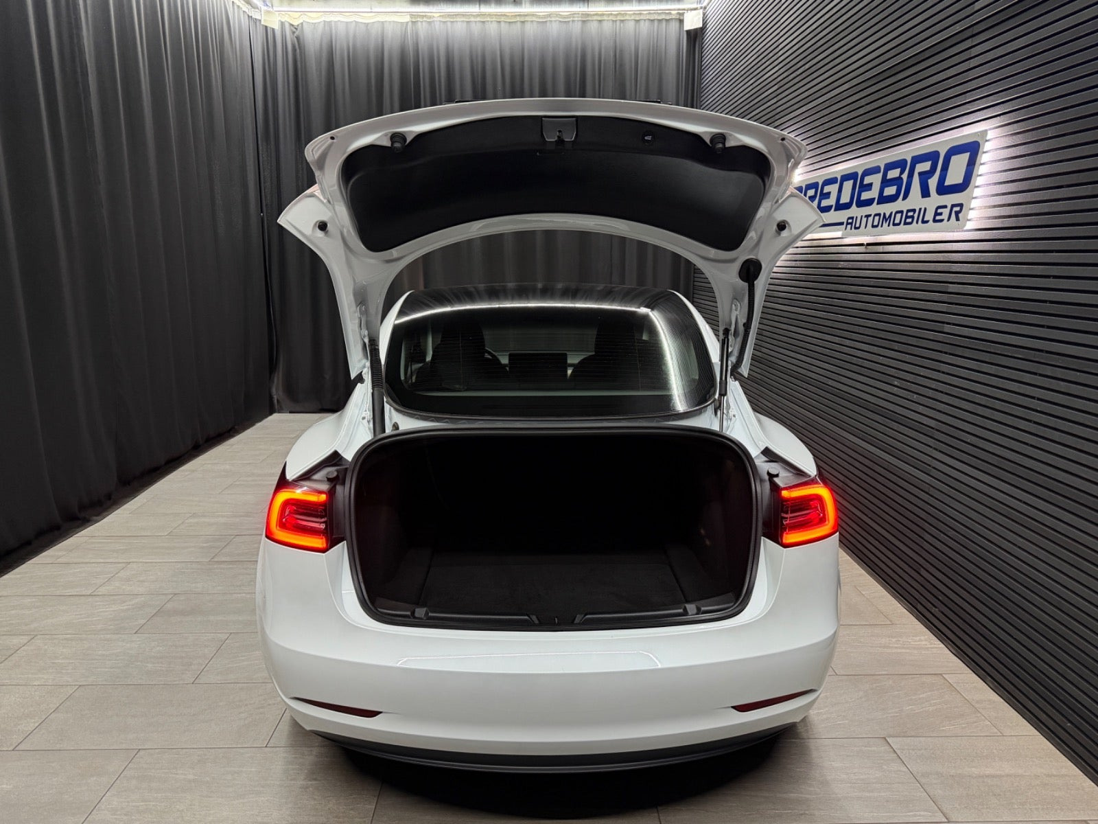 Hvid Tesla Model 3 fra 2022