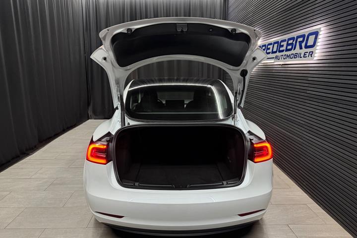 Hvid Tesla Model 3 fra 2022