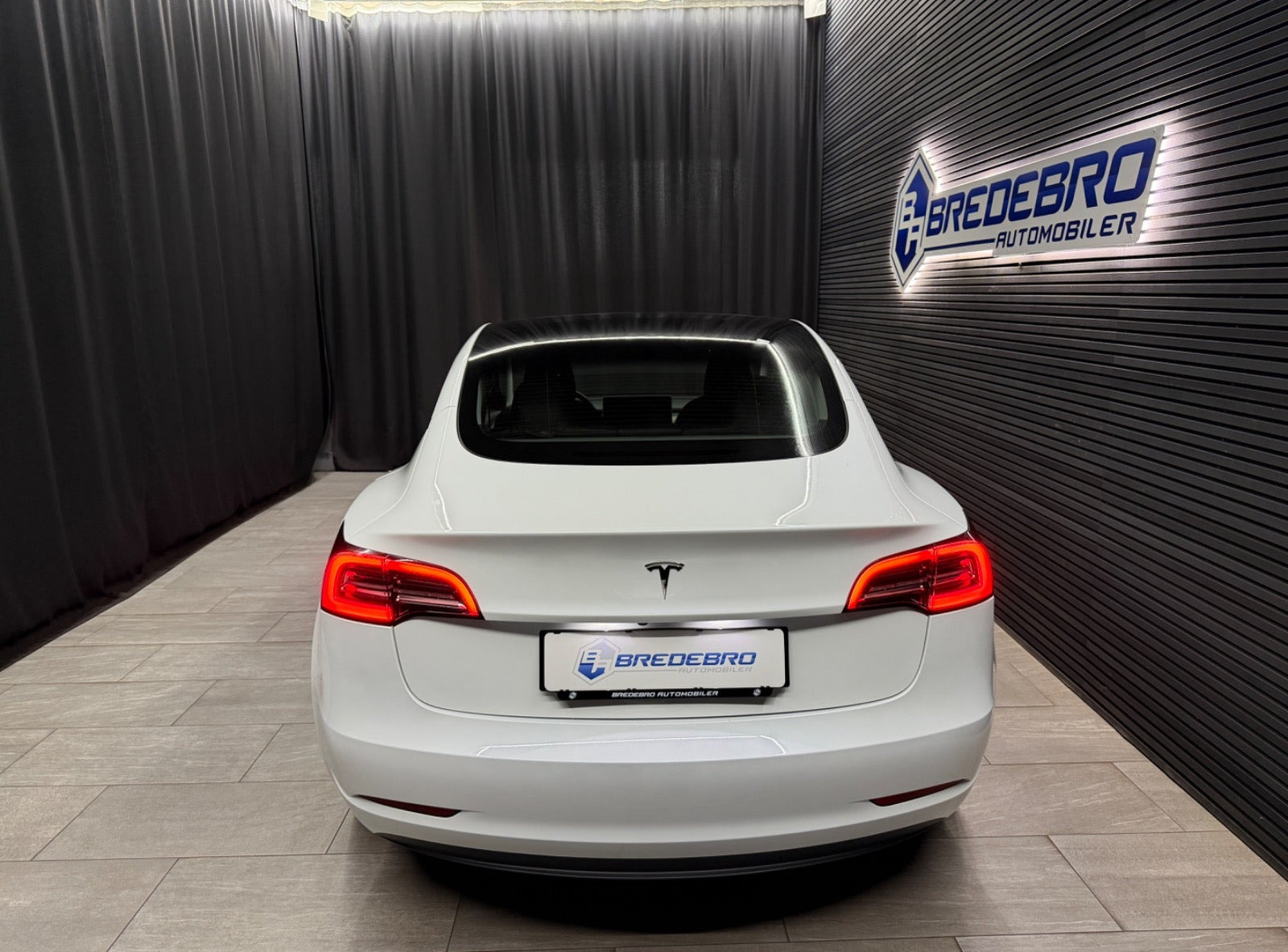 Hvid Tesla Model 3 fra 2022