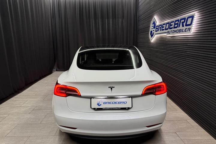 Hvid Tesla Model 3 fra 2022