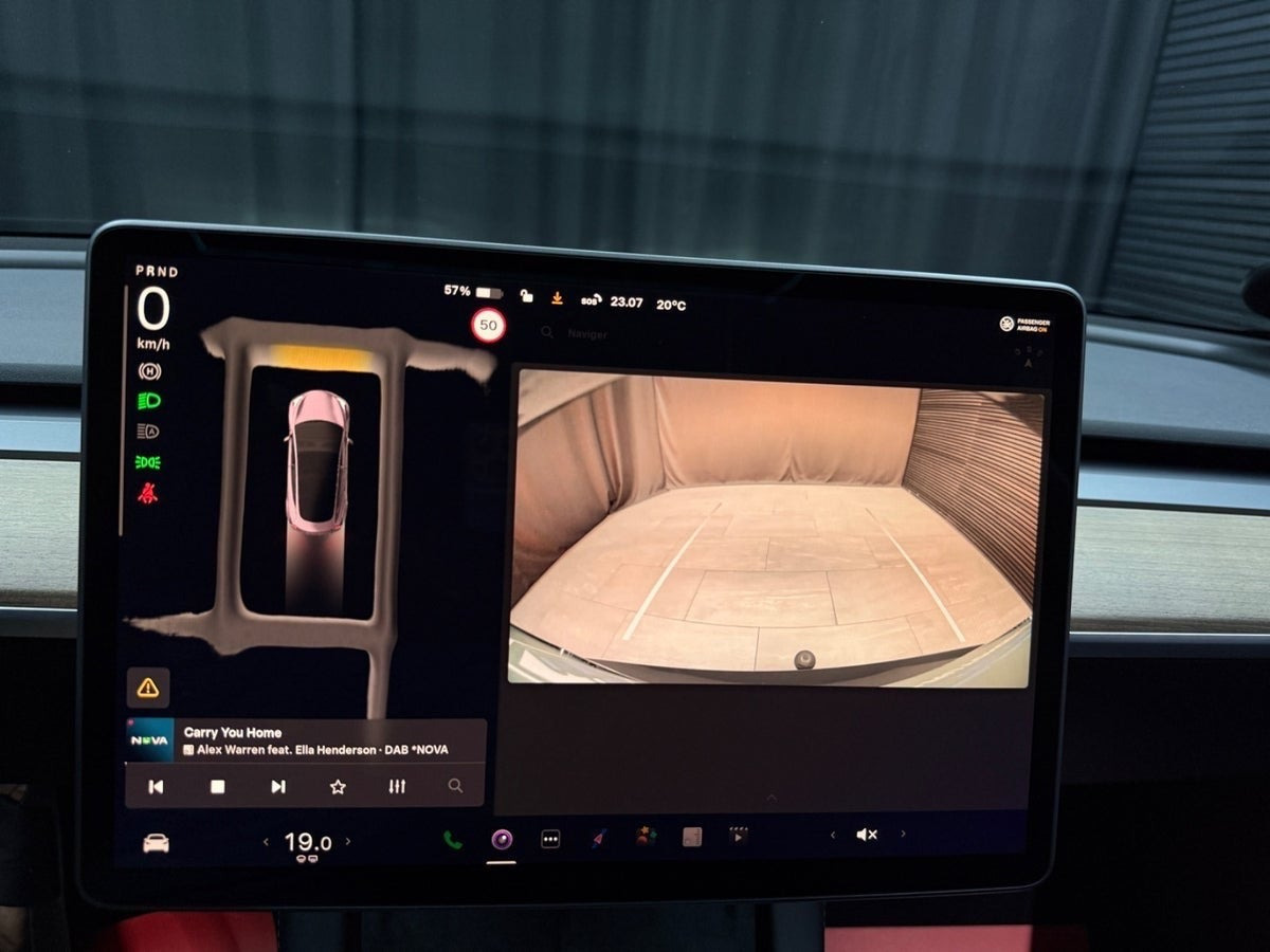 Hvid Tesla Model 3 fra 2022