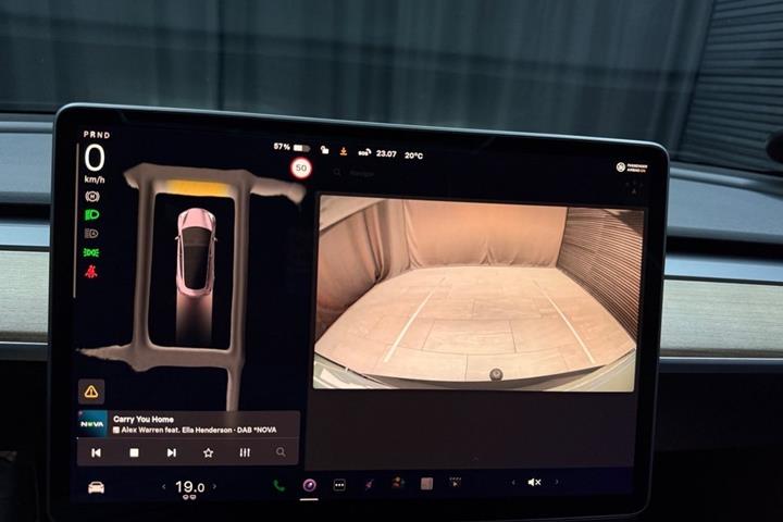 Hvid Tesla Model 3 fra 2022
