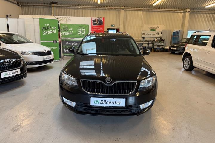 Sort Skoda Octavia fra 2017