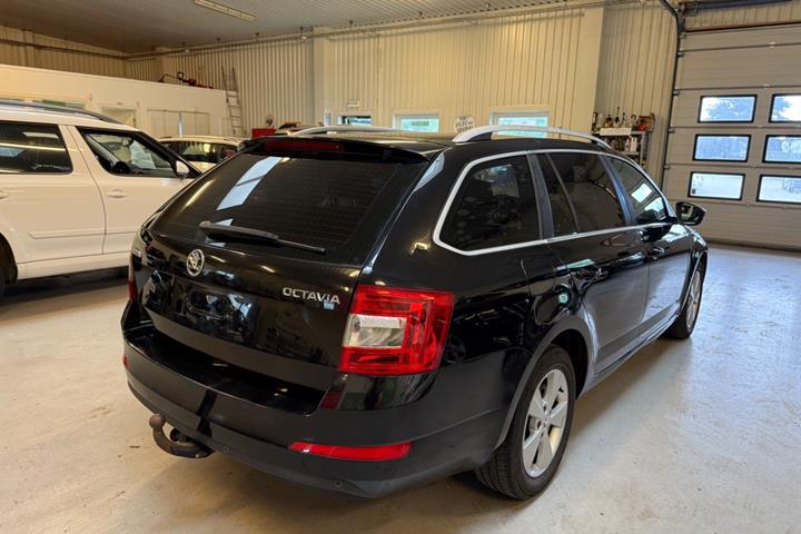 Sort Skoda Octavia fra 2017