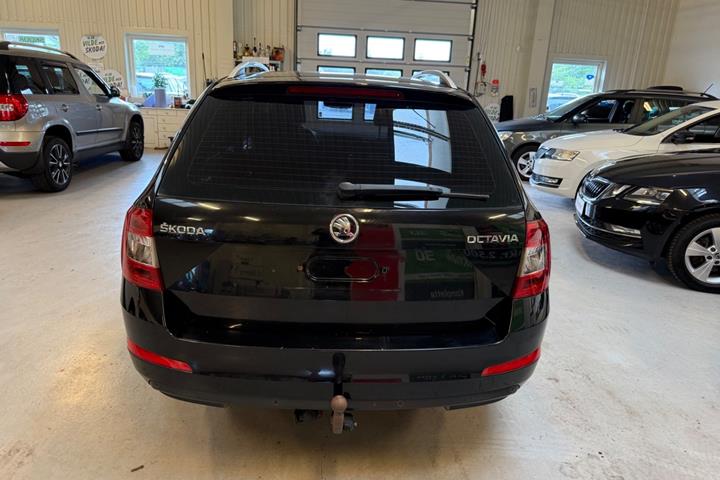 Sort Skoda Octavia fra 2017