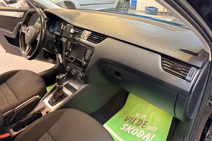 Sort Skoda Octavia fra 2017