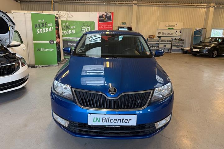 Blå Skoda Rapid fra 2017