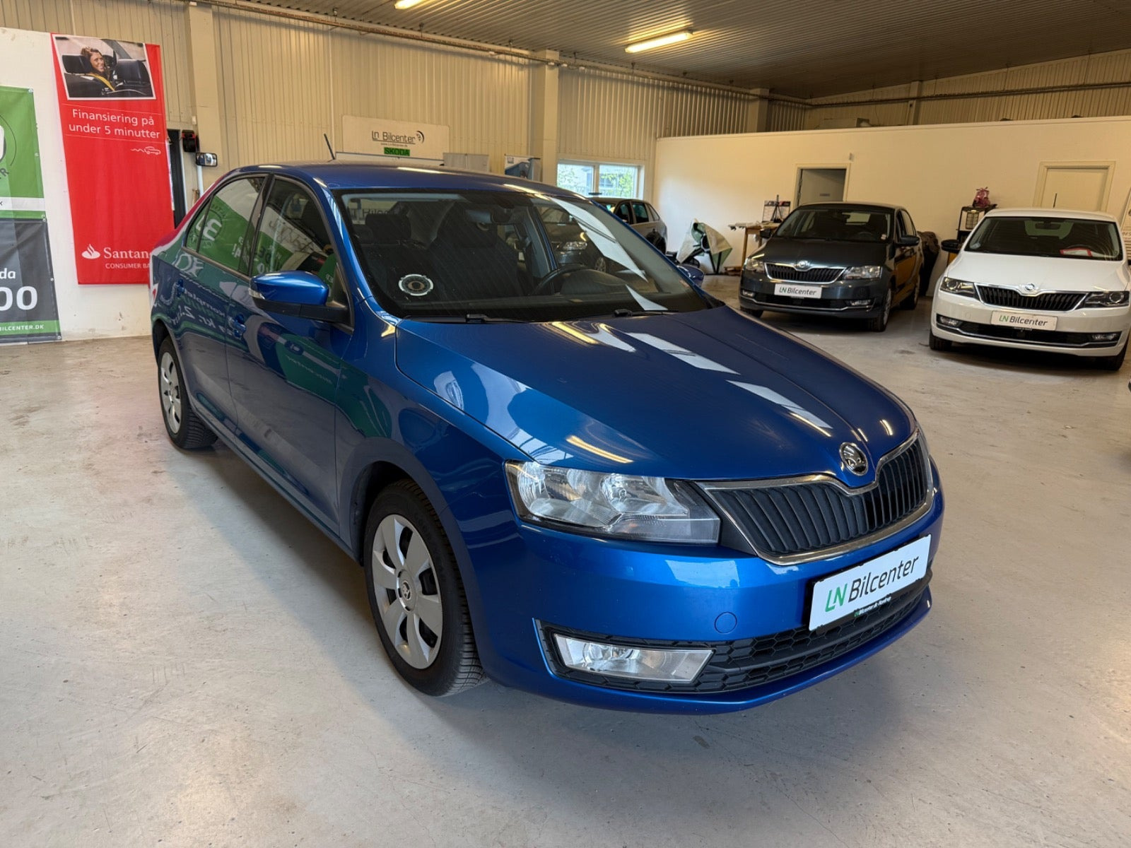 Blå Skoda Rapid fra 2017