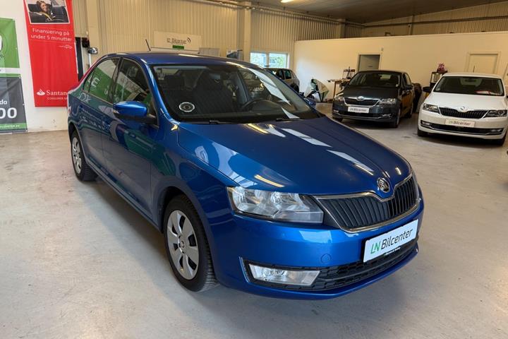 Blå Skoda Rapid fra 2017