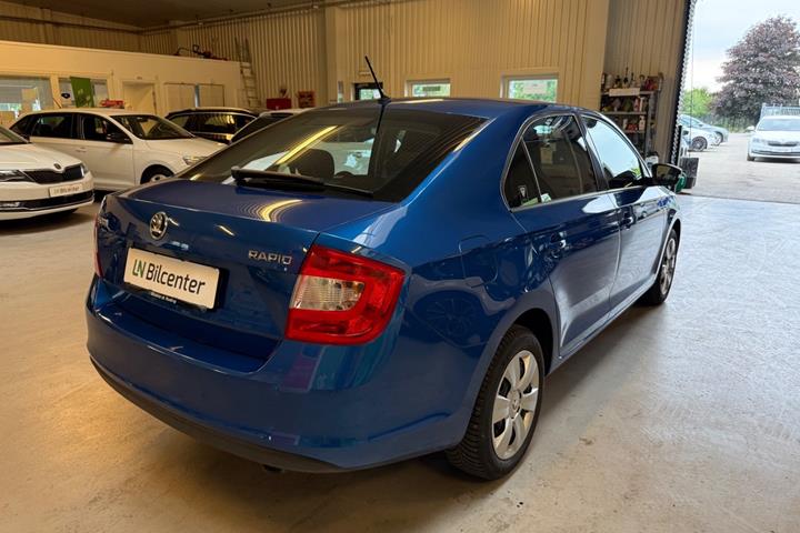 Blå Skoda Rapid fra 2017