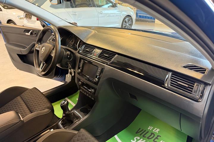 Blå Skoda Rapid fra 2017
