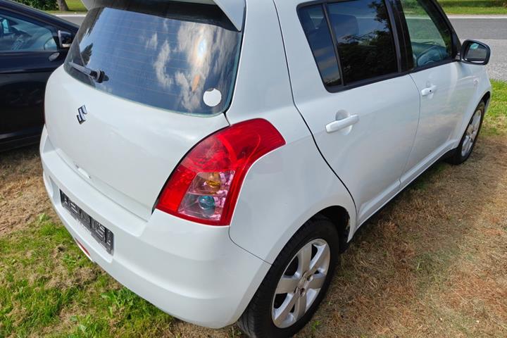 Gul Suzuki Swift fra 2009