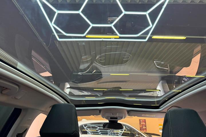 Blå Peugeot 308 fra 2019