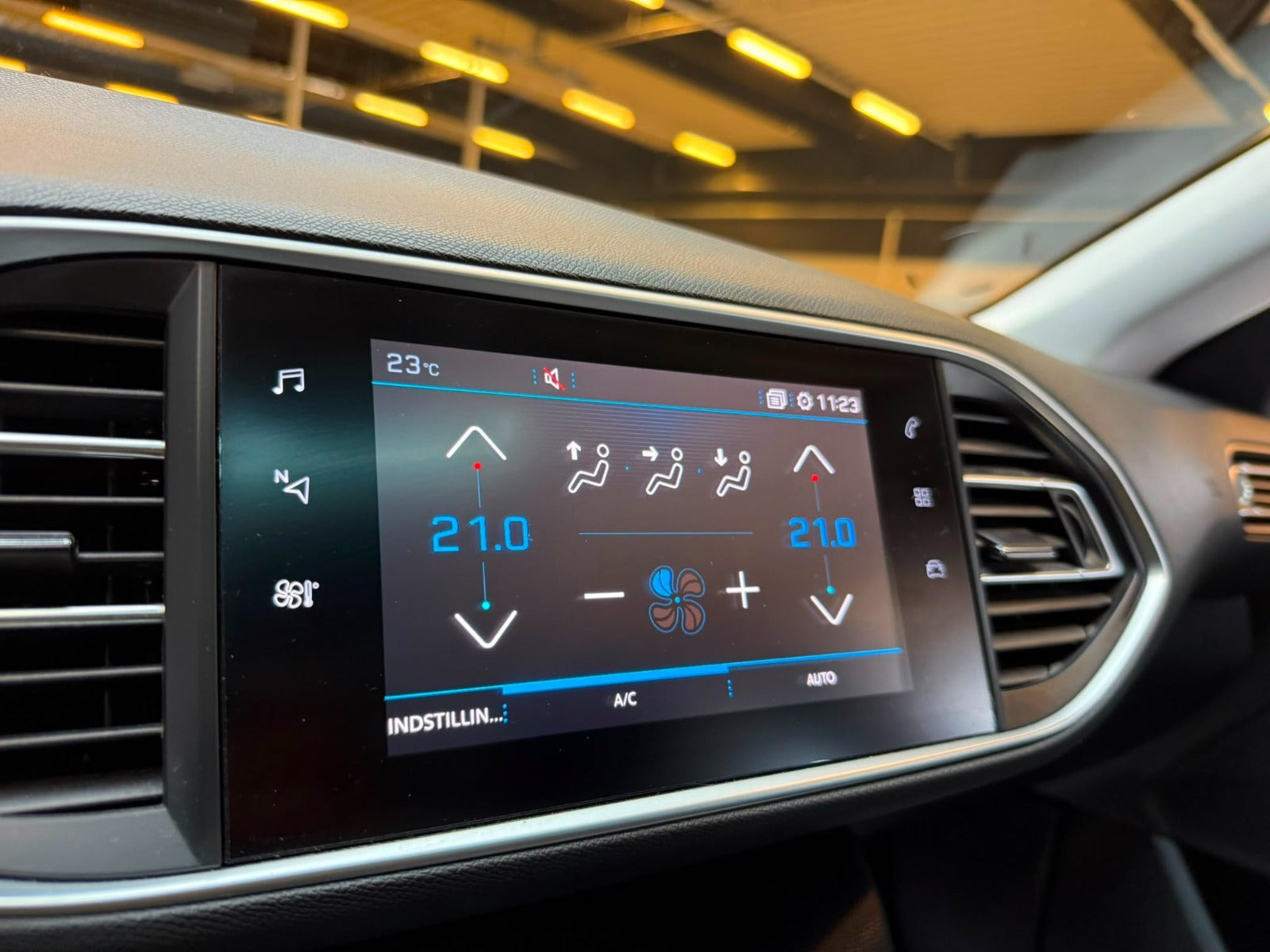 Blå Peugeot 308 fra 2019