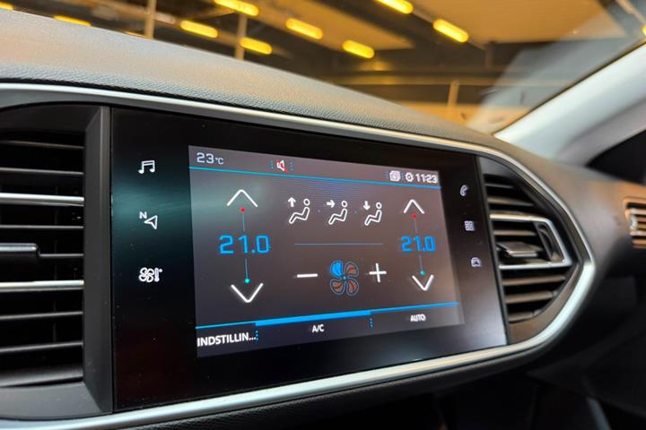 Blå Peugeot 308 fra 2019