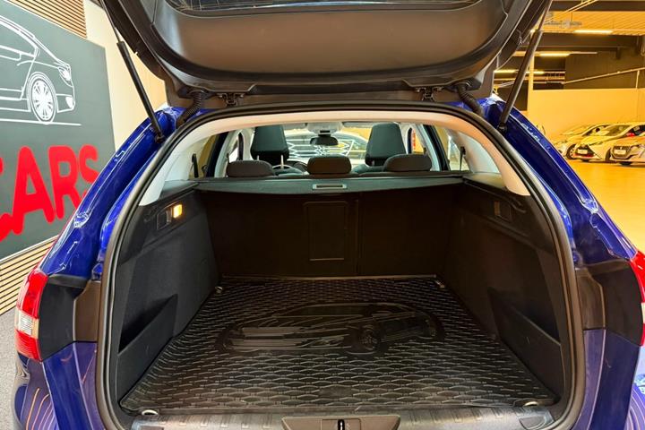 Blå Peugeot 308 fra 2019