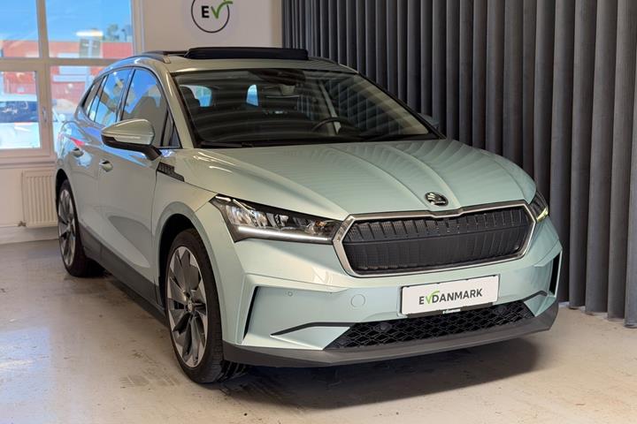 Turquoise Skoda Enyaq fra 2022 set udefra