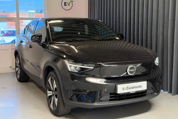 Sort Volvo C40 fra 2023 set udefra