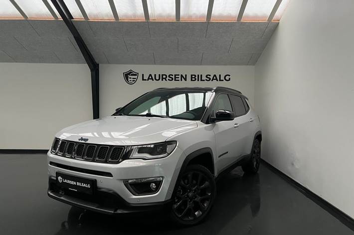 Sølv Jeep Compass fra 2021 set udefra