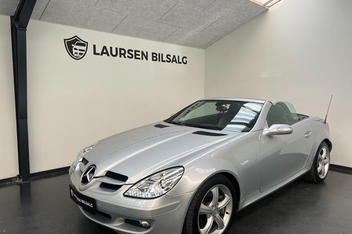 Sølv Mercedes SLK350 fra 2004 set udefra