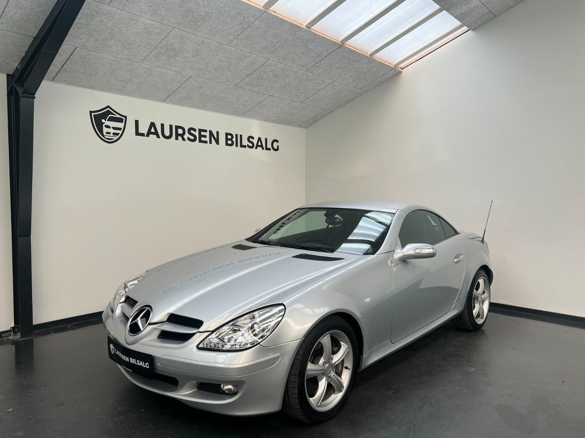 Sølv Mercedes SLK350 fra 2004 set udefra