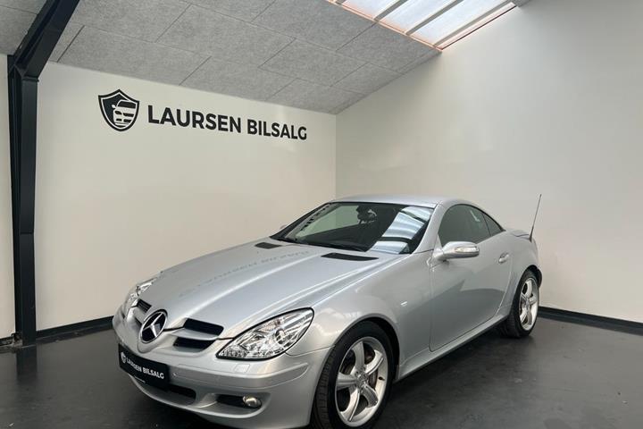 Sølv Mercedes SLK350 fra 2004 set udefra