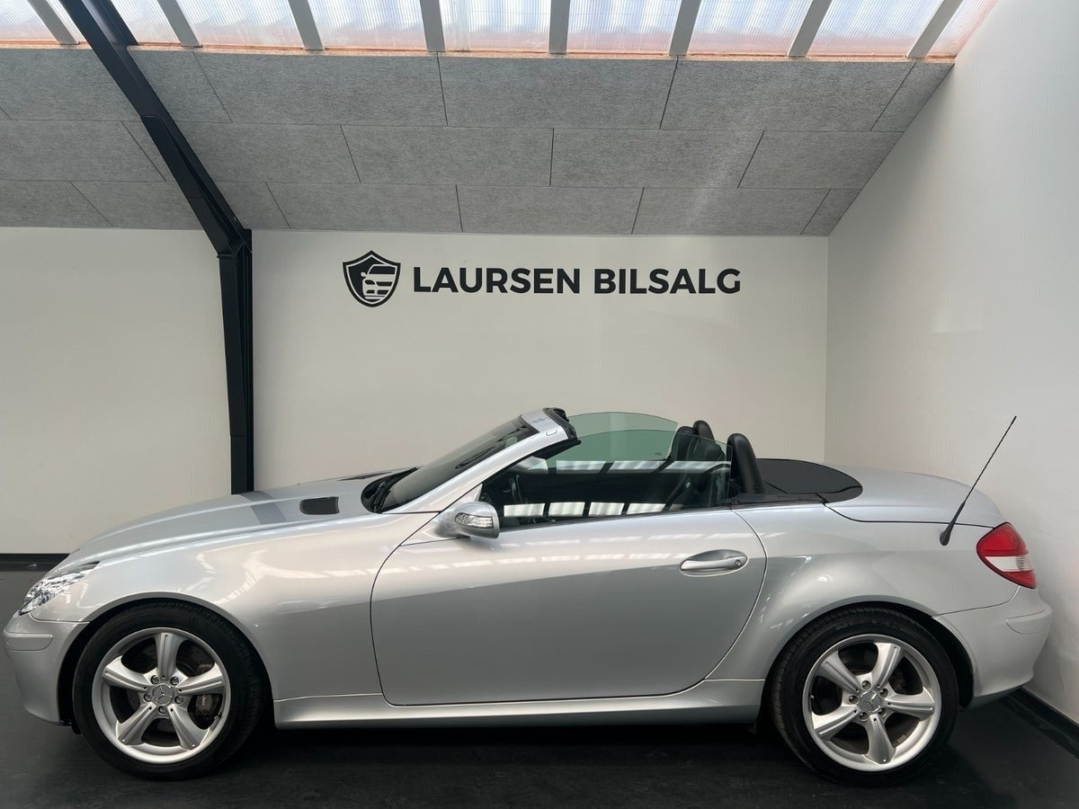 Sølv Mercedes SLK350 fra 2004 set udefra