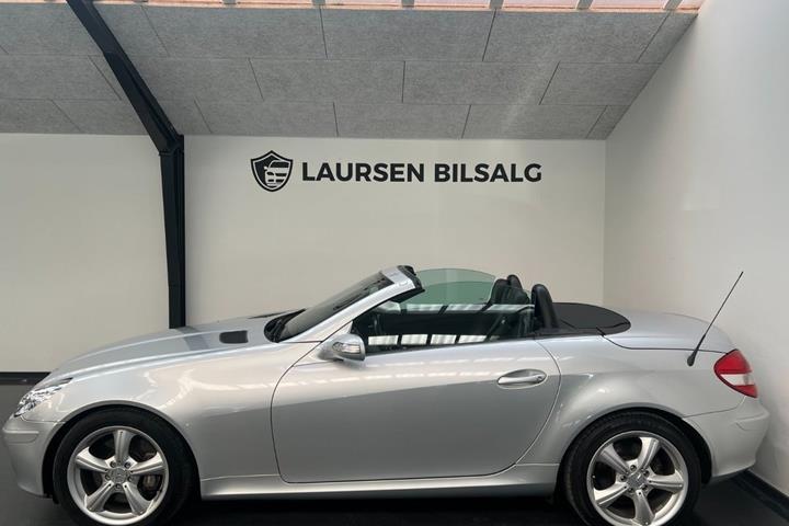 Sølv Mercedes SLK350 fra 2004 set udefra
