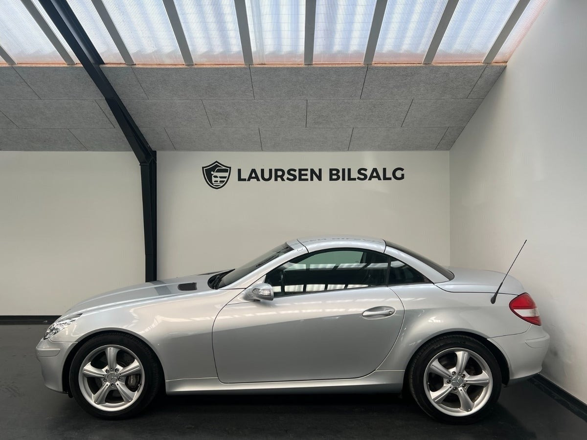 Sølv Mercedes SLK350 fra 2004 set udefra