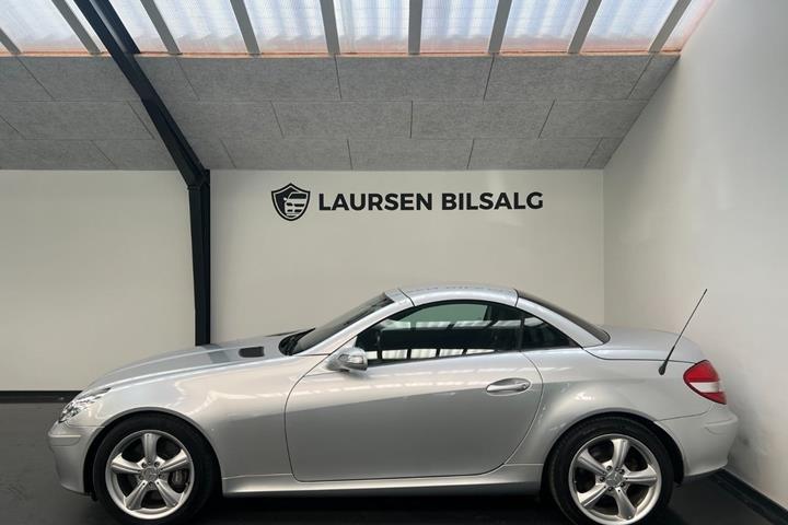 Sølv Mercedes SLK350 fra 2004 set udefra