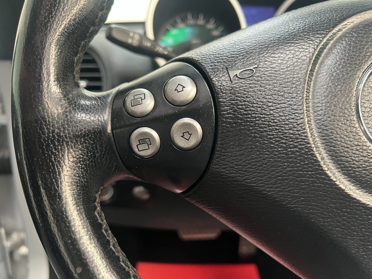 Sølv Mercedes SLK350 fra 2004 set indefra