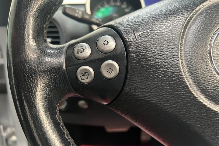 Sølv Mercedes SLK350 fra 2004 set indefra