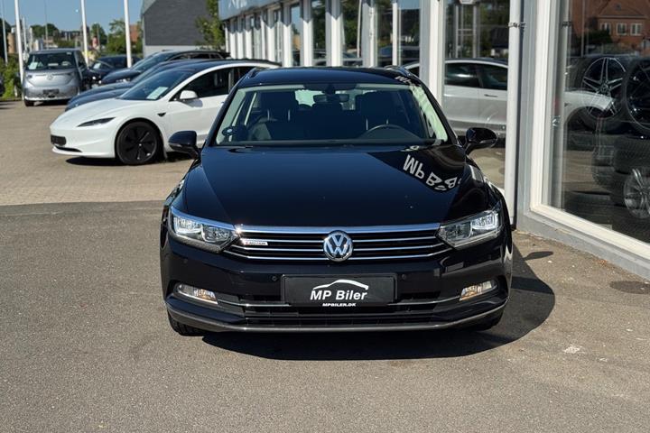 Sort VW Passat fra 2016