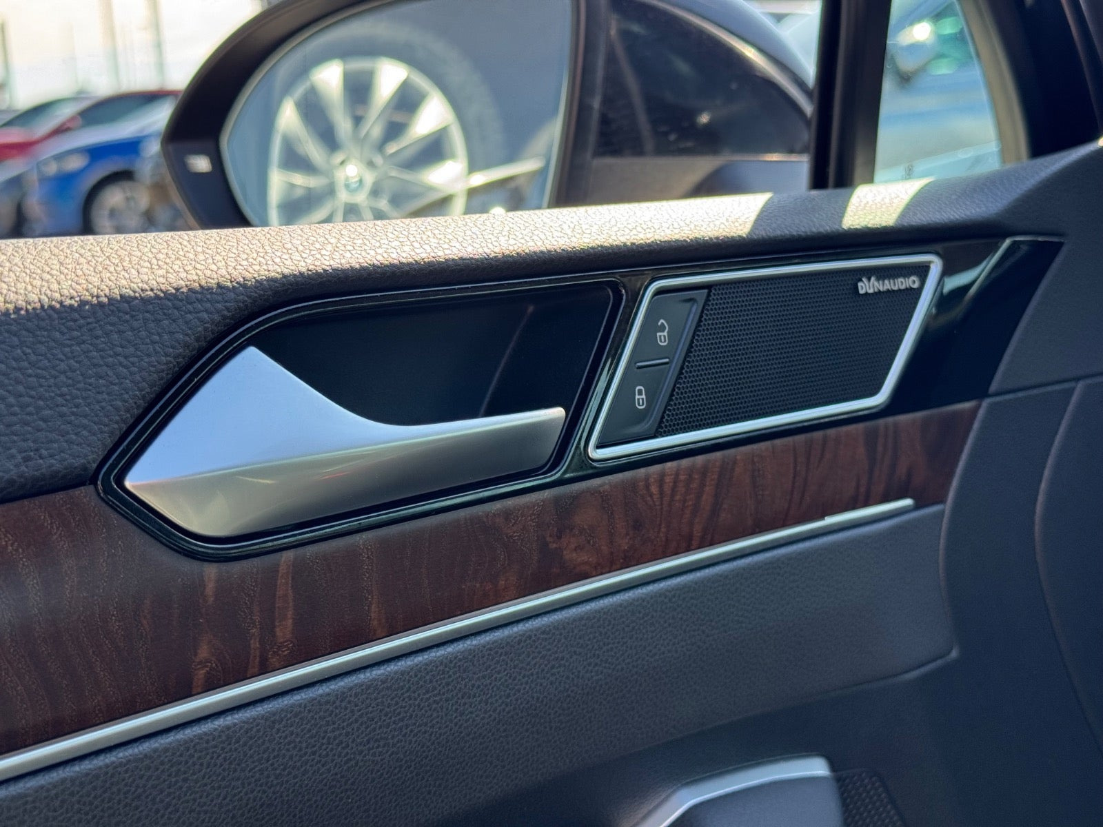 Sort VW Passat fra 2016