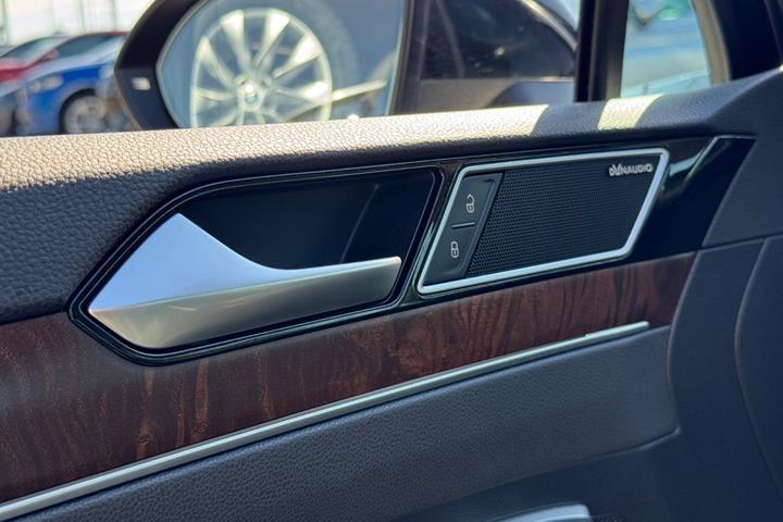 Sort VW Passat fra 2016