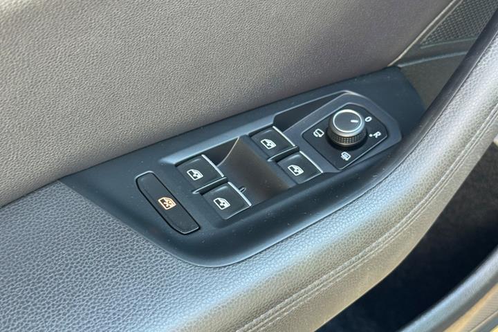 Sort VW Passat fra 2016