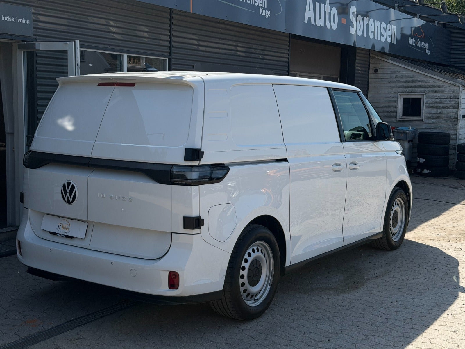 Hvid VW ID.Buzz fra 2024