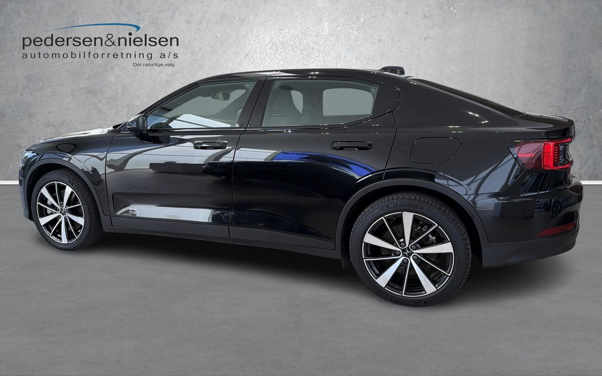 Sort Polestar 2 fra 2023