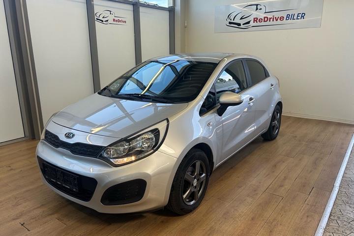 Sølv Kia Rio fra 2012 set udefra