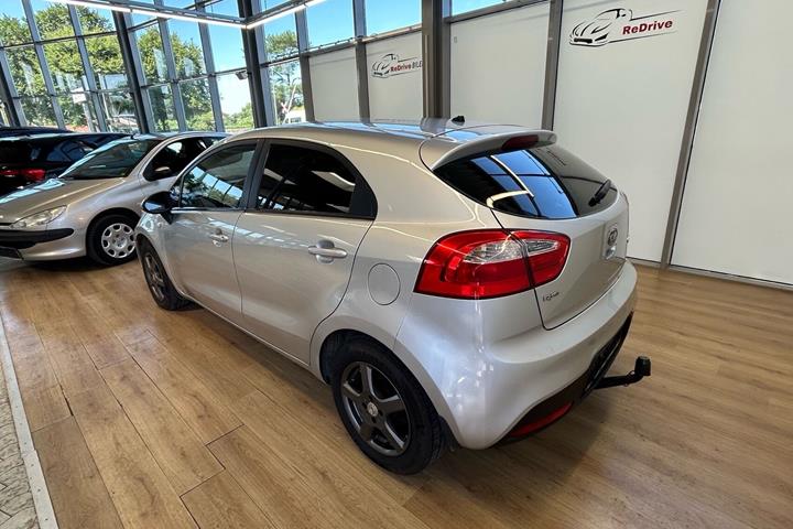 Sølv Kia Rio fra 2012
