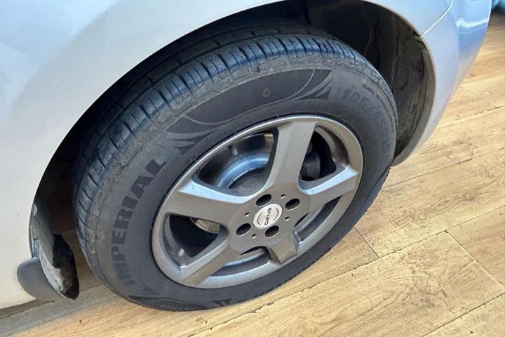 Sølv Kia Rio fra 2012